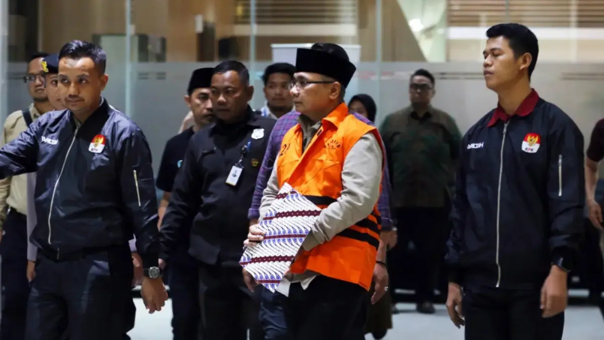 Tersangka kasus dugaan korupsi kuota haji dan penyelenggaraan ibadah haji Yaqut Cholil Qoumas mengenakan rompi tahanan usai menjalani pemeriksaan di Gedung Merah Putih KPK, Jakarta, Kamis (12/3/202). (Salman Toyibi/Jawa Pos)