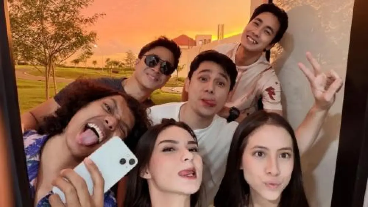 Adhisty Zara saat bersama dengan para pemain sinetron Beri Cinta Waktu. (Instagram/@yesayaabrhm)