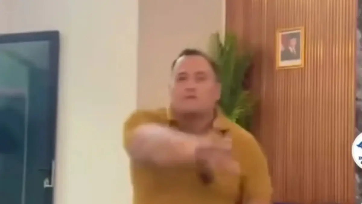 Tangkapan layar video TikTok memperlihatkan aksi joget mitra program MBG di dapur SPPG yang viral dan menuai sorotan warganet. (ISTIMEWA)