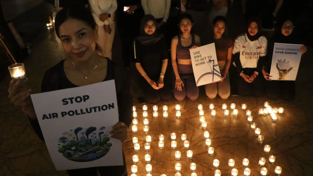 Rayakan Earth Hour, Mercure Solo Gelar Glow in the Dark Yoga di Tepi Kolam Renang, Syahdu Banget!