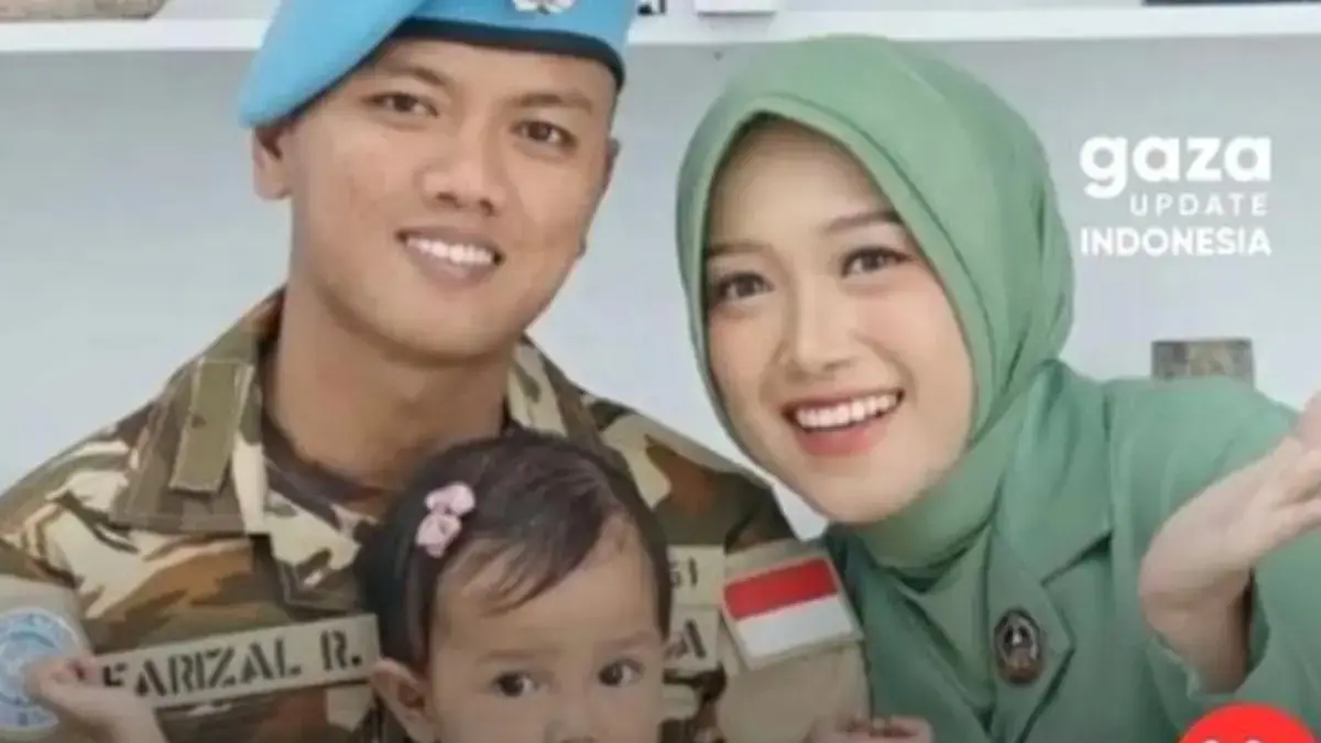 Praka Farizal Rhomadhon (FR), Anggota TNI yang diduga gugur di Lebanon, saat berfoto bersama keluarganya. (Instagram Gaza Update)