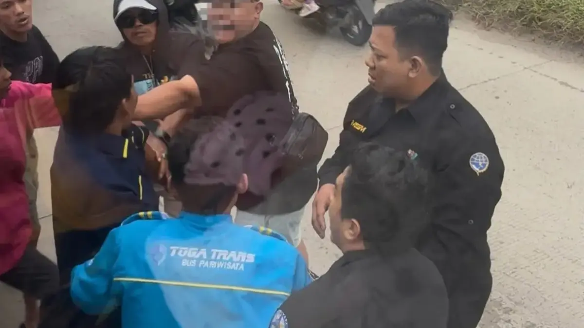 seorang penumpang Bus Apoorva tertangkap kamera melakukan pemukulan terhadap sopir bus lain di kawasan Cilegon pada Sabtu (28/3), sekitar pukul 07.49 WIB.