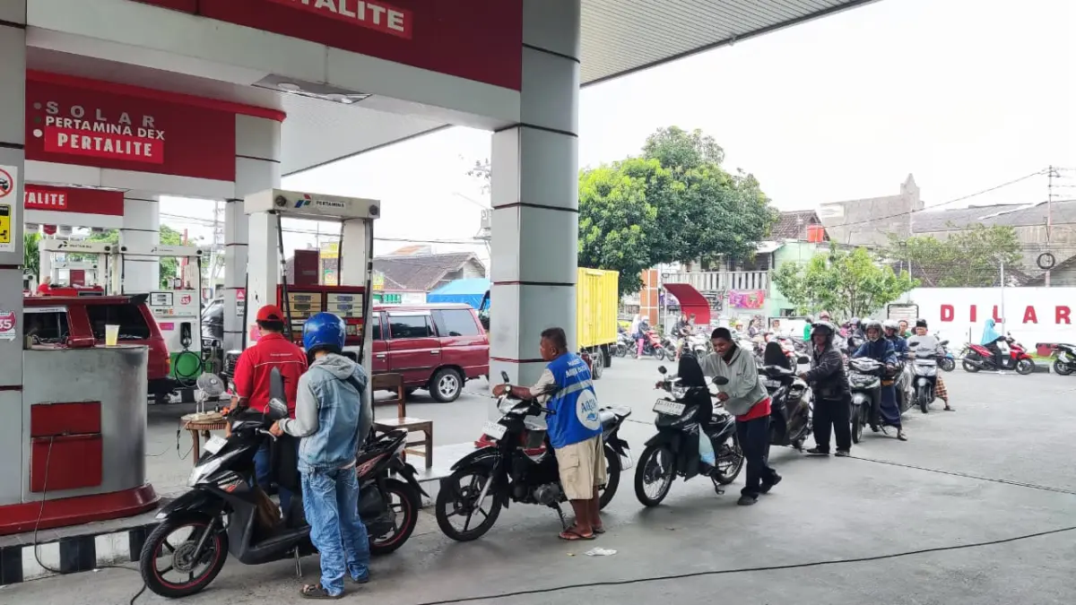 Isu kenaikan harga BBM per 1 April 2026 memicu lonjakan pembelian di SPBU Kartasura hingga dua kali lipat, meski belum ada pengumuman resmi. (HERNINDYA JALU ADITYA MAHARDIKA/SOLOBALAPAN.COM)