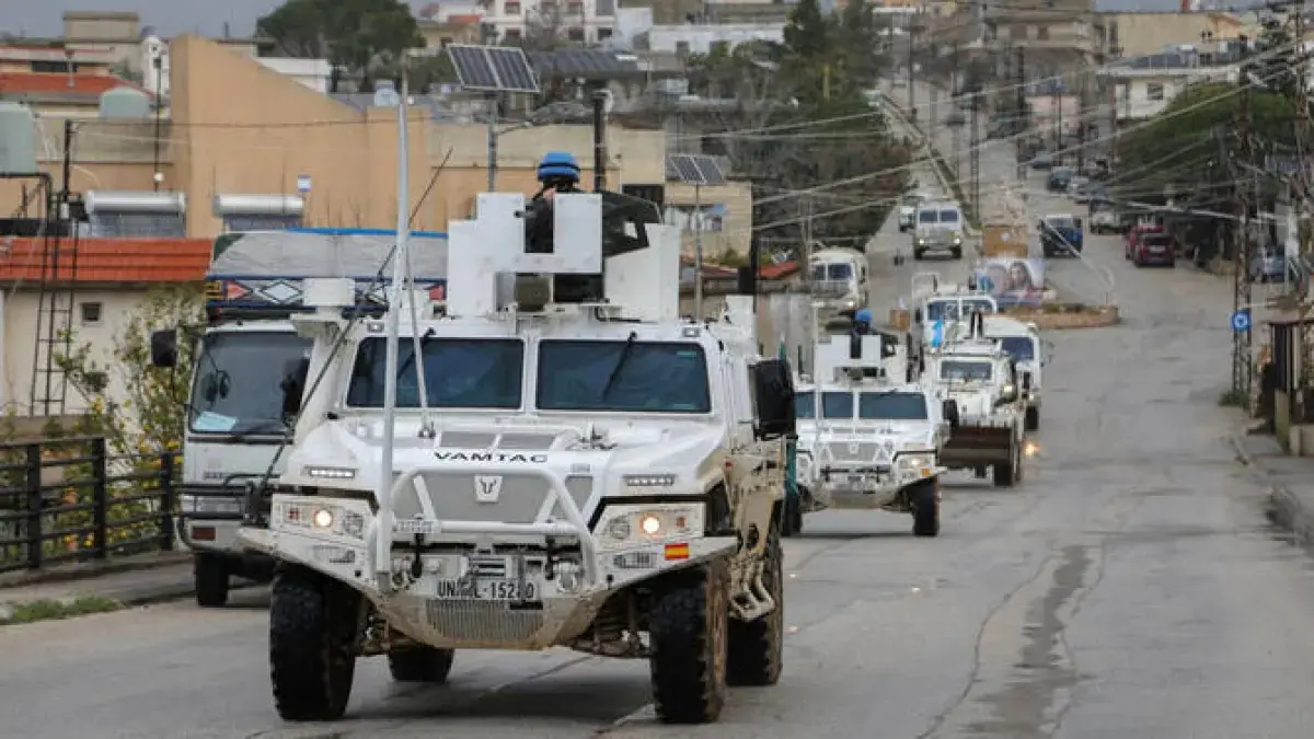 Kendaraan UNIFIL melintas di jalan utama di Qlayaa, Lebanon selatan, 27 Maret 2026, di tengah meningkatnya eskalasi konflik antara Israel dan Hizbullah. (Arab News)