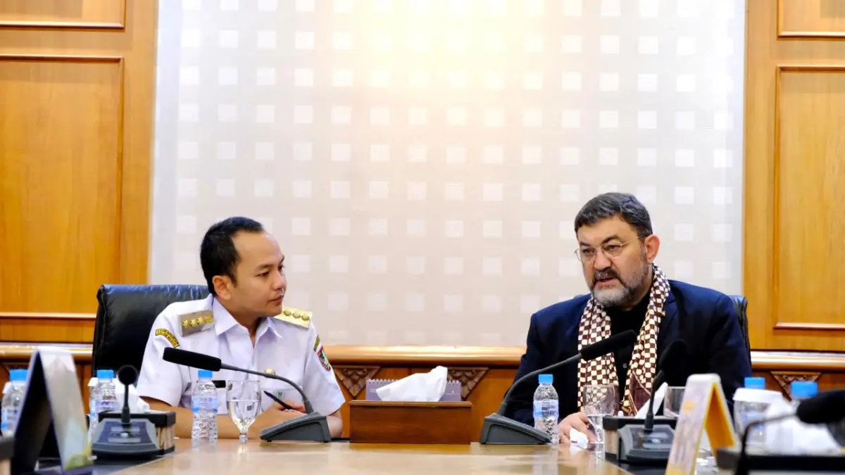 Pemkot Solo menjajaki kerjasama sister city dengan Iran usai pertemuan Wali Kota Respati Ardi dan Dubes Iran. Fokus pada budaya, ekonomi, dan diplomasi.