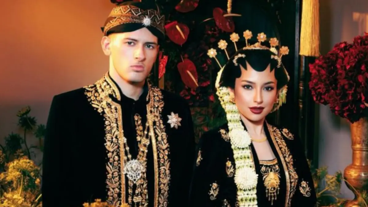 Jennifer Coppen dan Justin Hubner pamer foto prewedding ala dengan konsep Jawa. (Dok. Instagram @jennifercoppenreal)