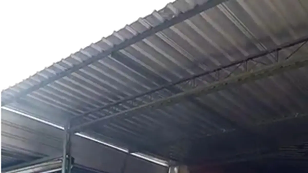 Kebakaran gudang pabrik triplek di Bejen, Karanganyar, Kamis pagi (2/4), menimbulkan asap tebal. (ISTIMEWA)