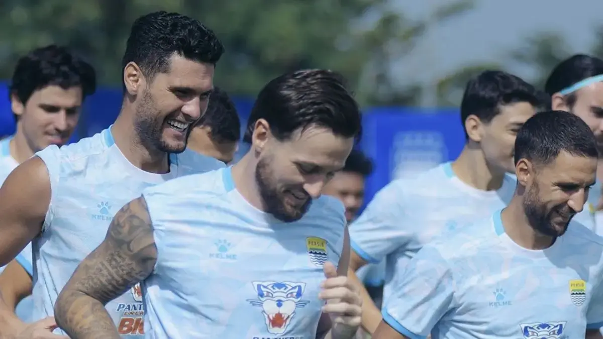 Skuad Persib Bandung bersiap menghadapi tekanan laga tandang kontra Semen Padang tanpa kehadiran bobotoh di stadion. (Dok. Persib)