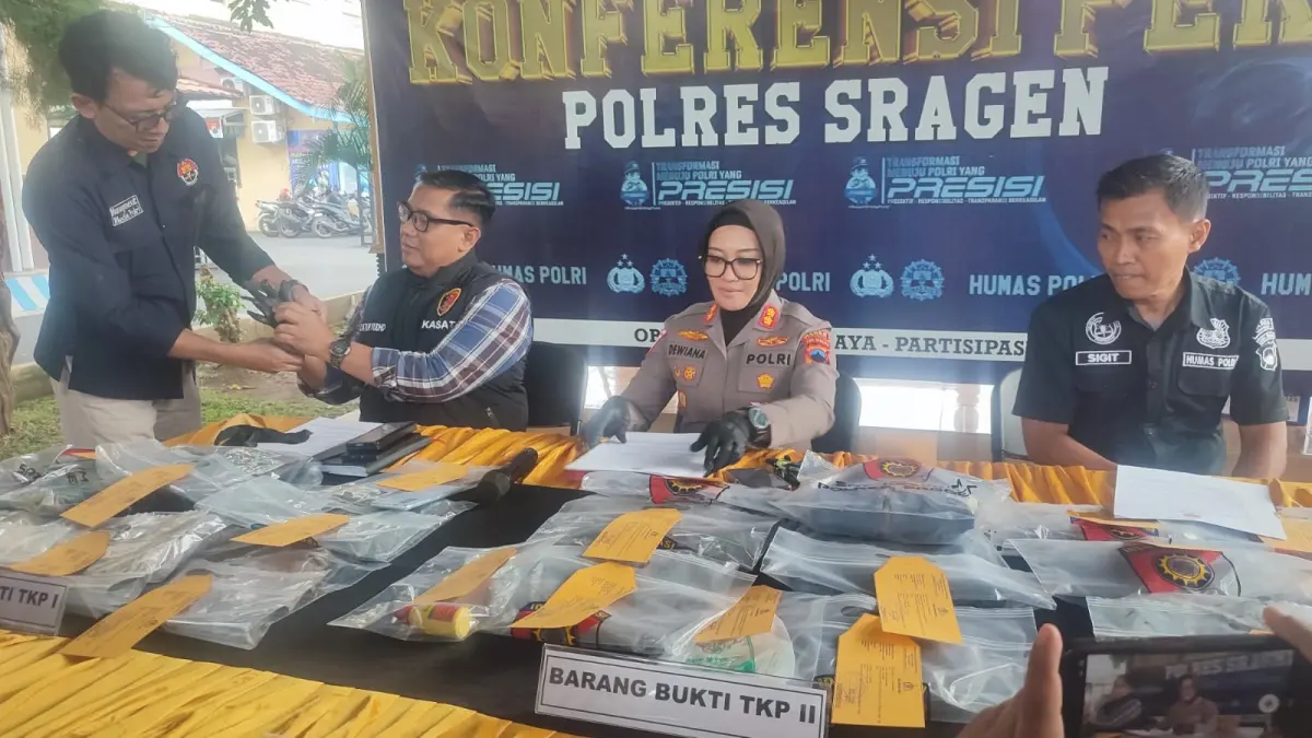 UNGKAP : Polisi menggelar jumpa pers atas kasus pembunuhan di Sragen yang melibatkan seorang pria membunuh kekasihnya usai cekcok soal kehamilan yang ternyata tidak benar. (AHMAD KHAIRUDIN/SOLOBALAPAN.COM)