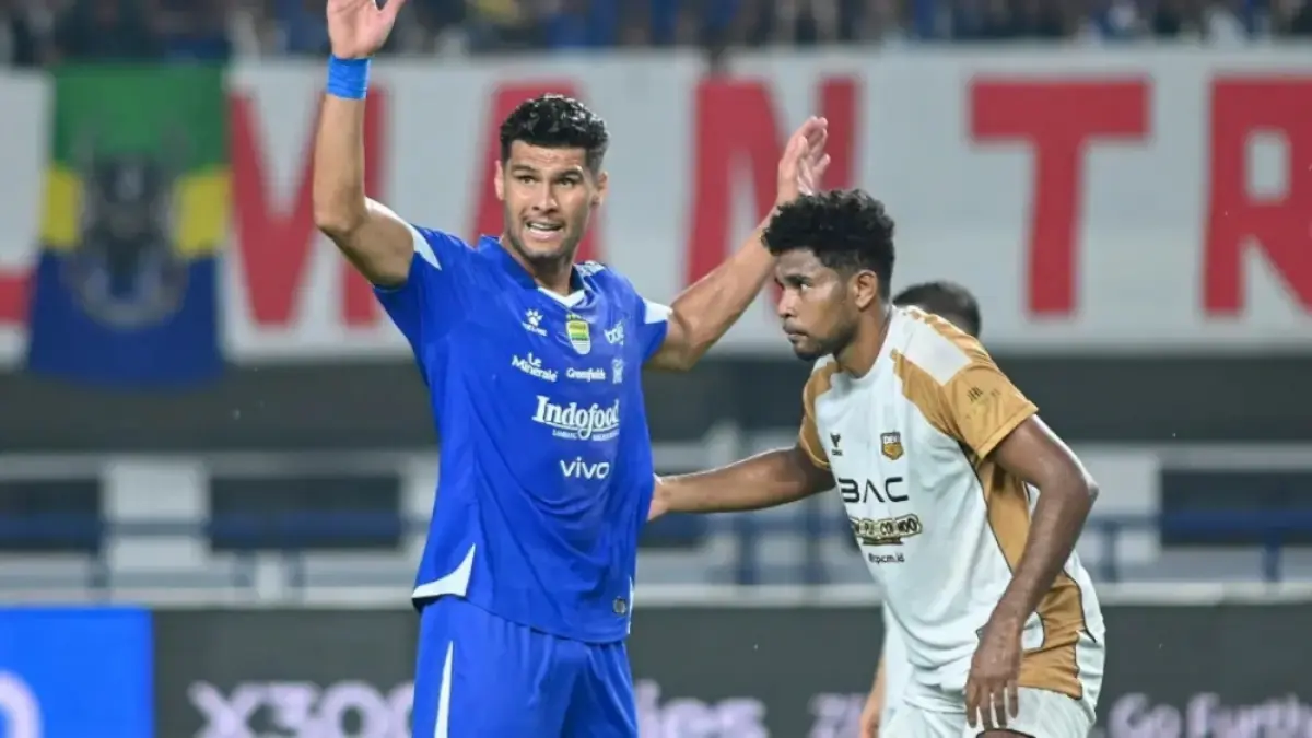 Bek Persib, Julio Cesar (kiri) siap habis-habisan mengawal pertahanan timnya saat menghadapi Semen Padang. (Dok. Persib)