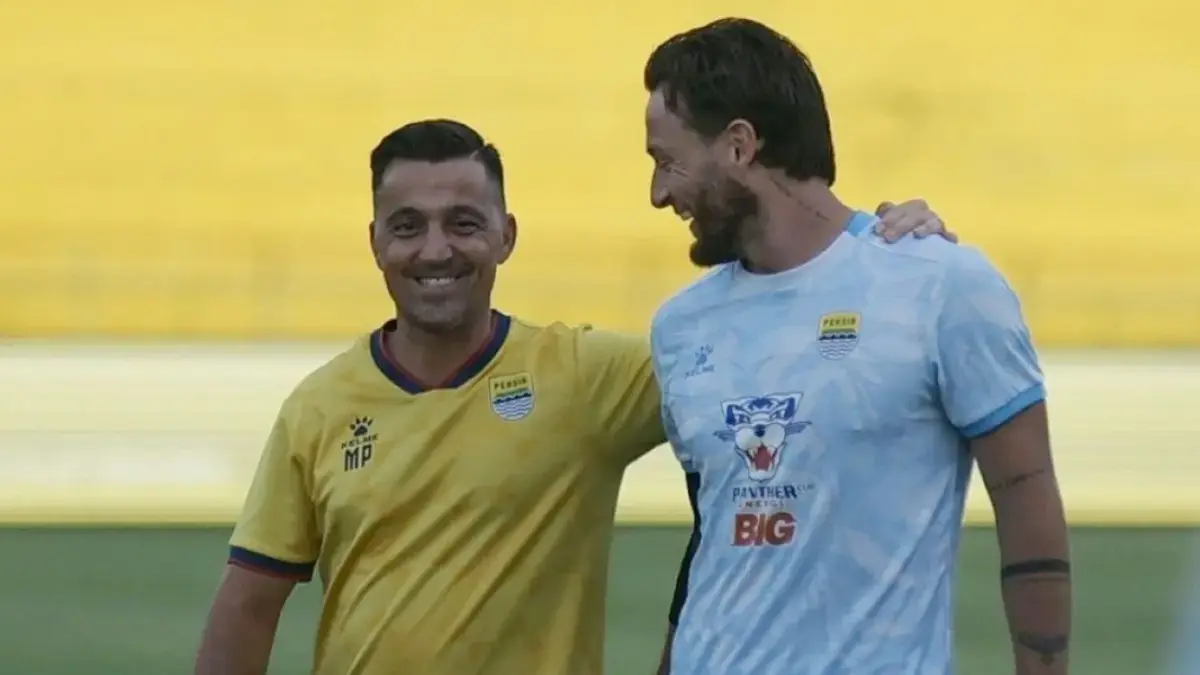 Marc Klok (kanan) memimpin Persib Bandung dengan penuh percaya diri jelang laga panas kontra Semen Padang di Stadion H Agus Salim. (Dok. Persib)