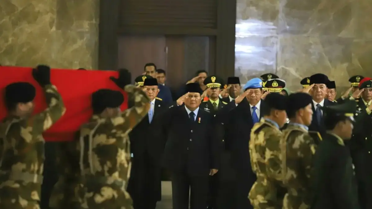 Presiden Prabowo Subianto memberikan penghormatan terakhir kepada tiga prajurit TNI yang gugur di Lebanon di Bandara Soekarno Hatta, Tangerang, Banten, Sabtu (4/4/2026). (Dery Ridwansah/ JawaPos.com)