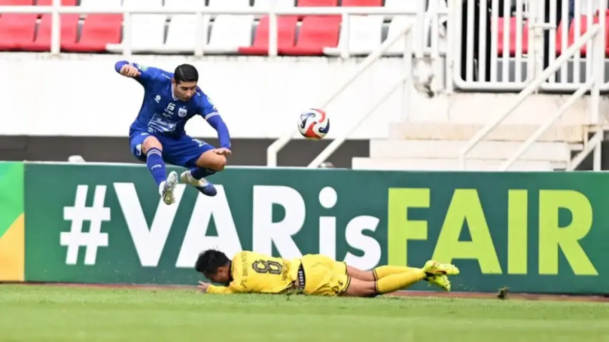 Aksi pemain PSIS, Esteban Viscarra (kiri) dalam laga melawan Barito Putera di Semarang. (Dok. PSIS)