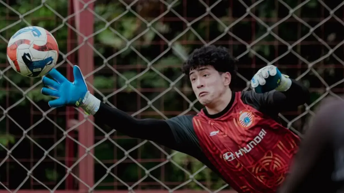 Penampilan kiper Persija Cyrus Margono yang melakukan laga debut melawan Bhayangkara FC mendapat sorotan. (Dok. Persija)