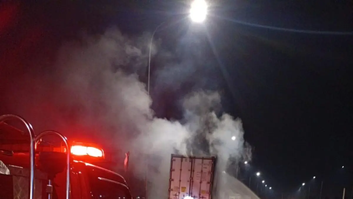 Sebuah truk kontainer terbakar di Rest Area Km 487A Tol Semarang-Solo, Boyolali. (DAMKAR BOYOLALI)