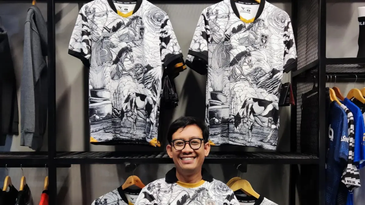 Desain jersey Persebi yang unik bernuansa kultur lokal membuat harganya melonjak dan diburu kolektor nasional. (HERNINDA JALU/SOLOBALAPAN.COM)