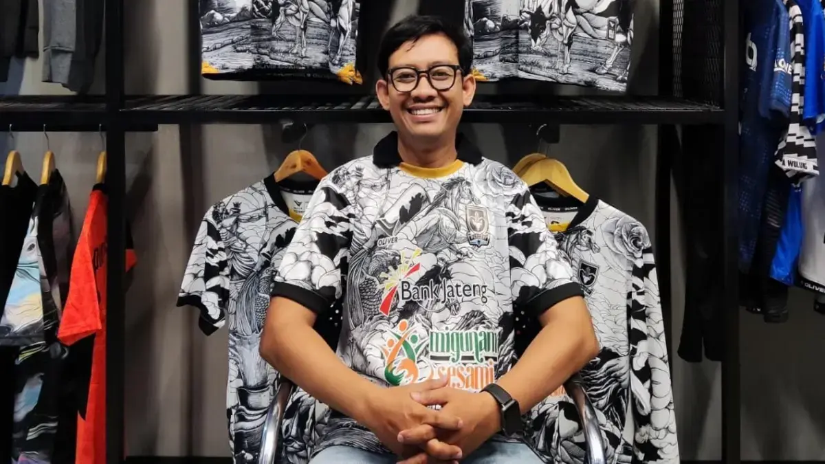 DESAIN UNIK: Pemilik Oliver Huda Sulistyo bersama jersey Persebi Boyolali di Liga 4 Jateng 2025/2026. (HERNINDYA JALU/RADAR SOLO)