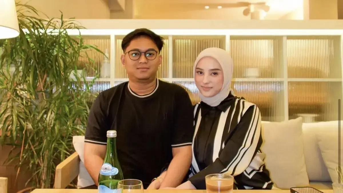 Doni Salmanan belajar jualan di TikTok bersama Dinan Fajrina, dicapture Kamis (9/4/2026). Sang istri sudah memulai usaha berjualan jilbab sejak Doni masih mendekam di penjara.