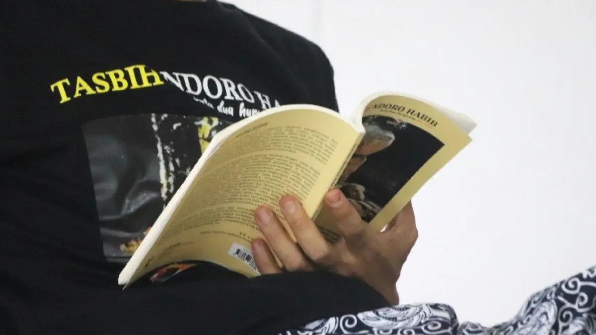 ILUSTRASI - Tren membaca buku. (Sumber: Unsplash.com@mufidmajnun)