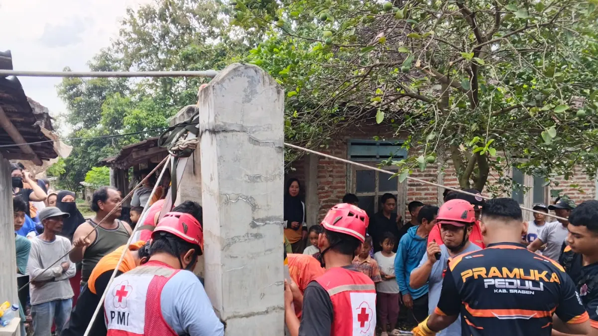DRAMATIS: Seprang pria terjatuh kedalam sumur sedalam 20 meter berhasil diselamatkan Tim Sar Gabungan. (AHMAD KHAIRUDIN/SOLOBALAPAN.COM)
