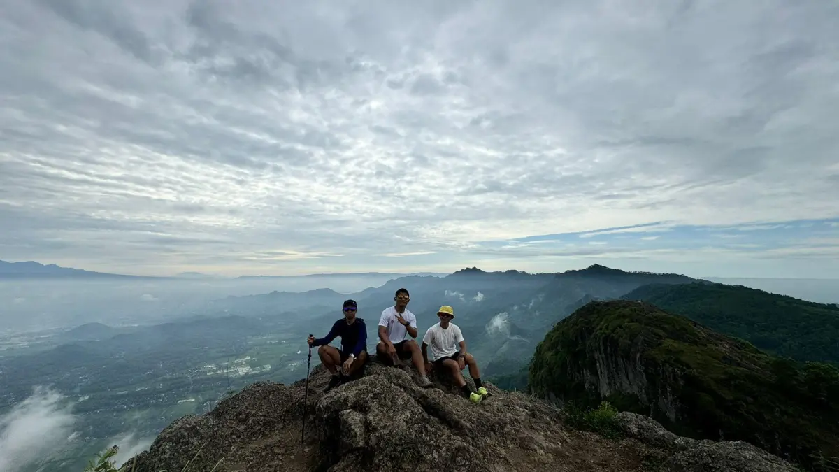 EKSOTIS: Lelah traveler terbayar dengan keindahan puncak Gunung Purba Gajah Mungkur Wonogiri. (ISTIMEWA)