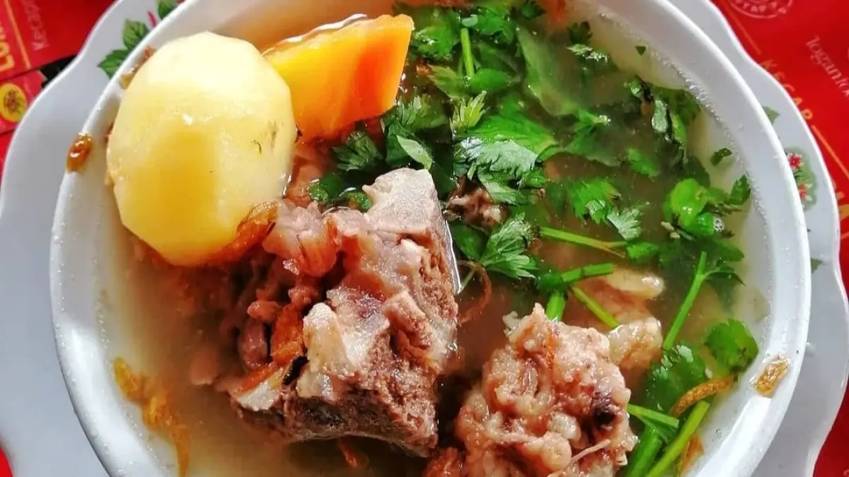 Sop Iga Bu Ugi di Tawangmangu jadi kuliner favorit wisatawan dan pendaki Gunung Lawu.  (Instagran buugiresto)