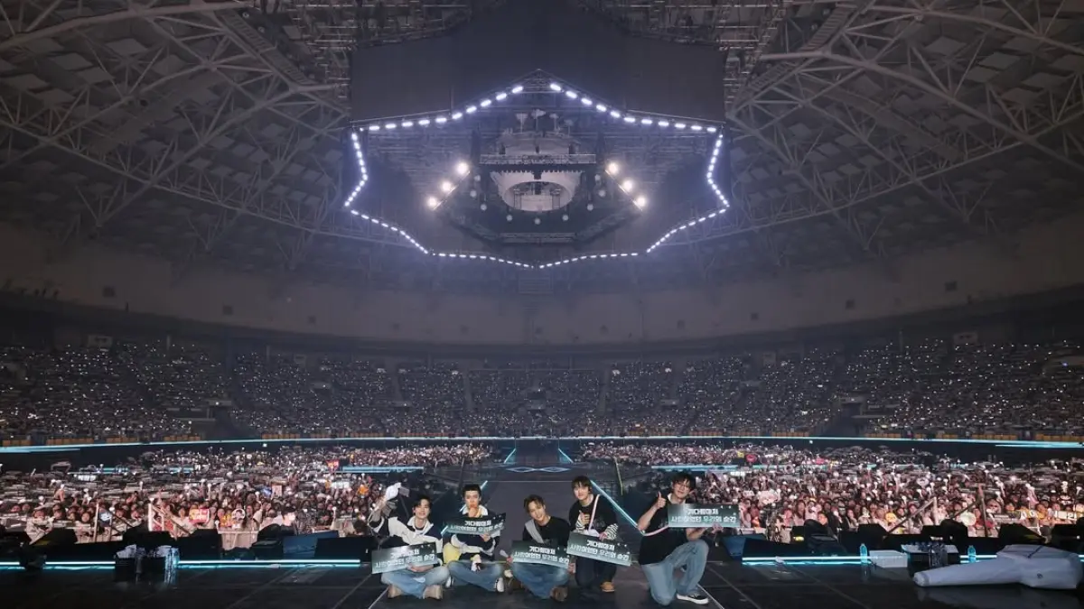 Boy group generasi ketiga EXO akhirnya kembali menyapa penggemar lewat konser perdana bertajuk EXO PLANET #6. (instagram weareone.exo)