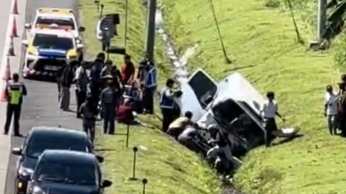 KECELAKAN : Mikrobus Isuzu Elf terperosok ke parit di Tol Semarang-Solo usai menghindari ban lepas dari kendaraan di depan. (ISTIMEWA)
