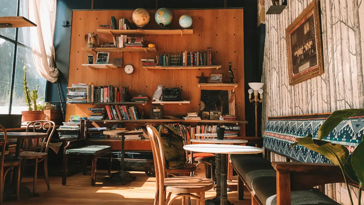 Coffeshop dengan vibes ala perpustakaan. (Pexels/Haley Black)