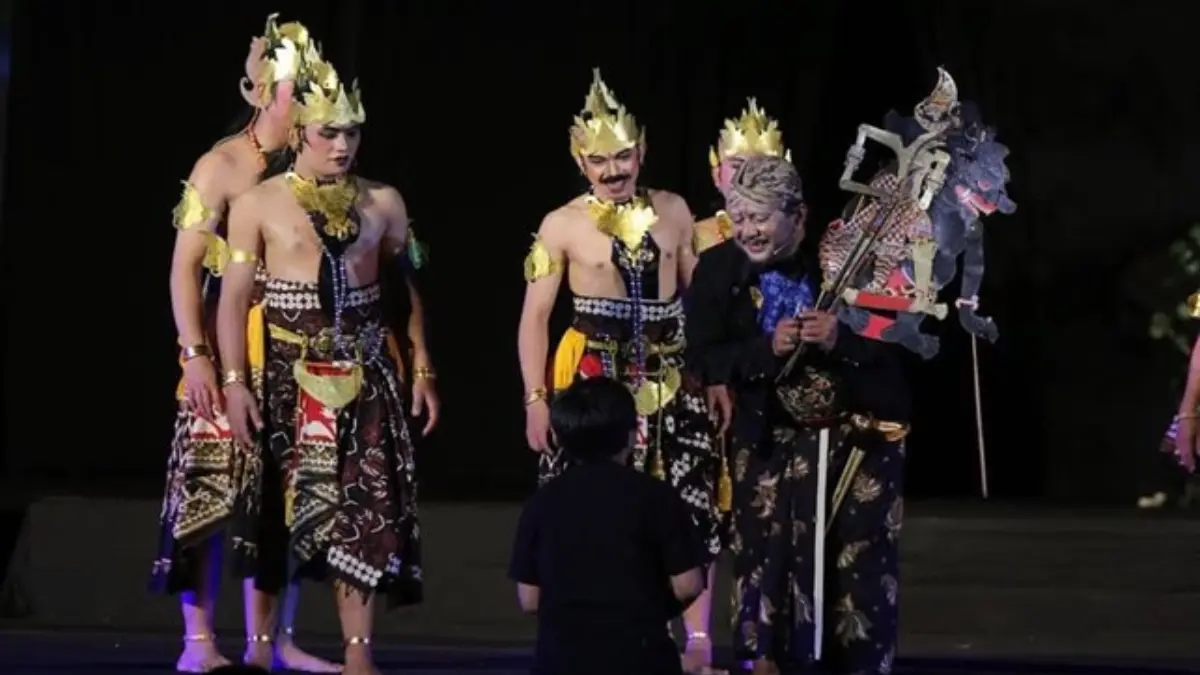 Interaksi para Pemeran Kurawa, Narator, dan penonton pada salah satu adegan Opera Bakdan Ning Solo 2026 Lakon Dewa Ruci Guru Sejati. (Instagram: @moncariswara)