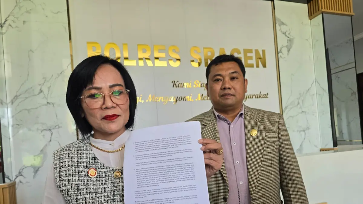  KEADILAN : Asri Purwanti,kuasa hukum korban menunjukkan BAP di Unit PPA Polres Sragen. (AHMAD KHAIRUDIN/SOLOBALAPAN.COM)