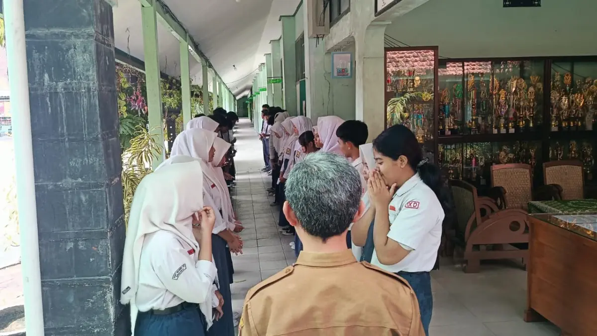 Khusyuk : Sesi doa bersama sebelum memasuki ruang TKA di SMPN 25 Surakarta. (ALFIDA NURCHOLISA/SOLOBALAPAN.COM)