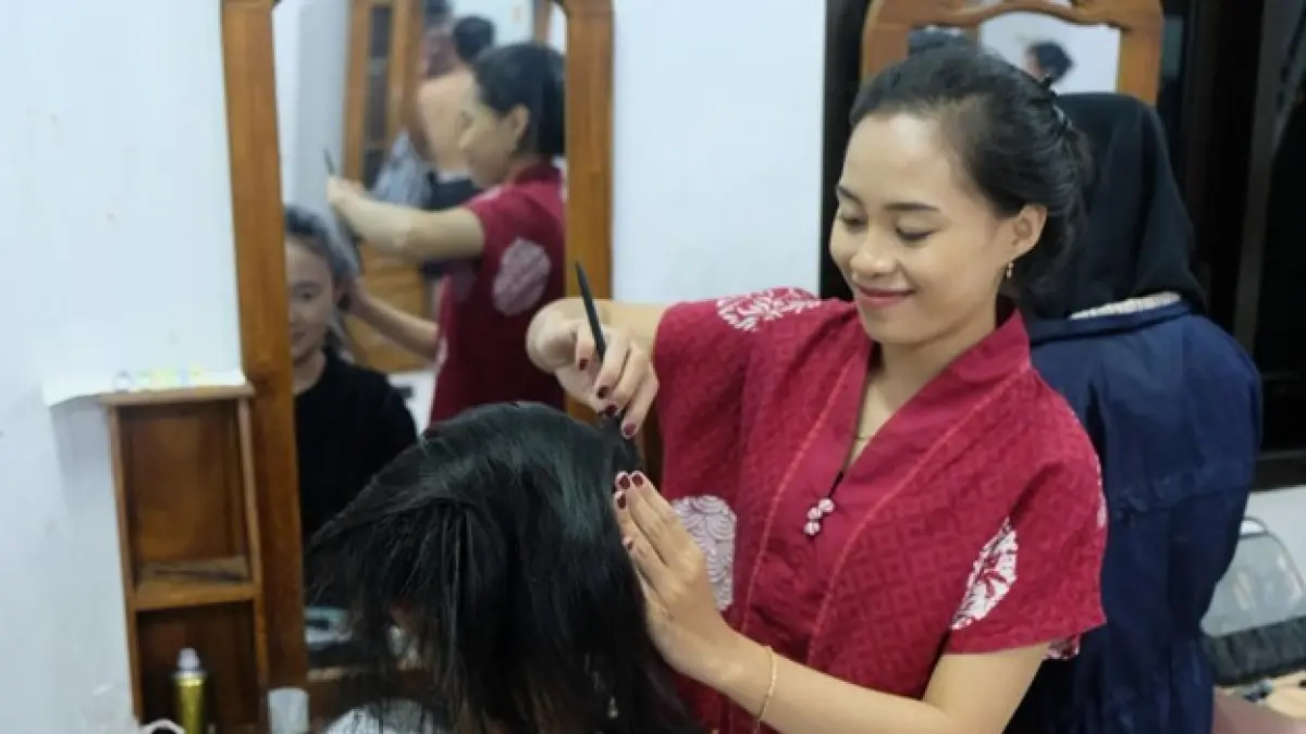 Mahasiswa Teater ISI Surakarta dalam berlatih musik gamelan sebagai iringan kethoprak. (DOK. Program Studi Teater ISI Surakarta)