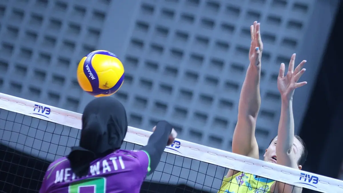 Megawati melakukan spike saat melawan Jakarta Elektrik PLN di Gor Sritex Arena Minggu (12/4). (Dok. Proliga 22026)