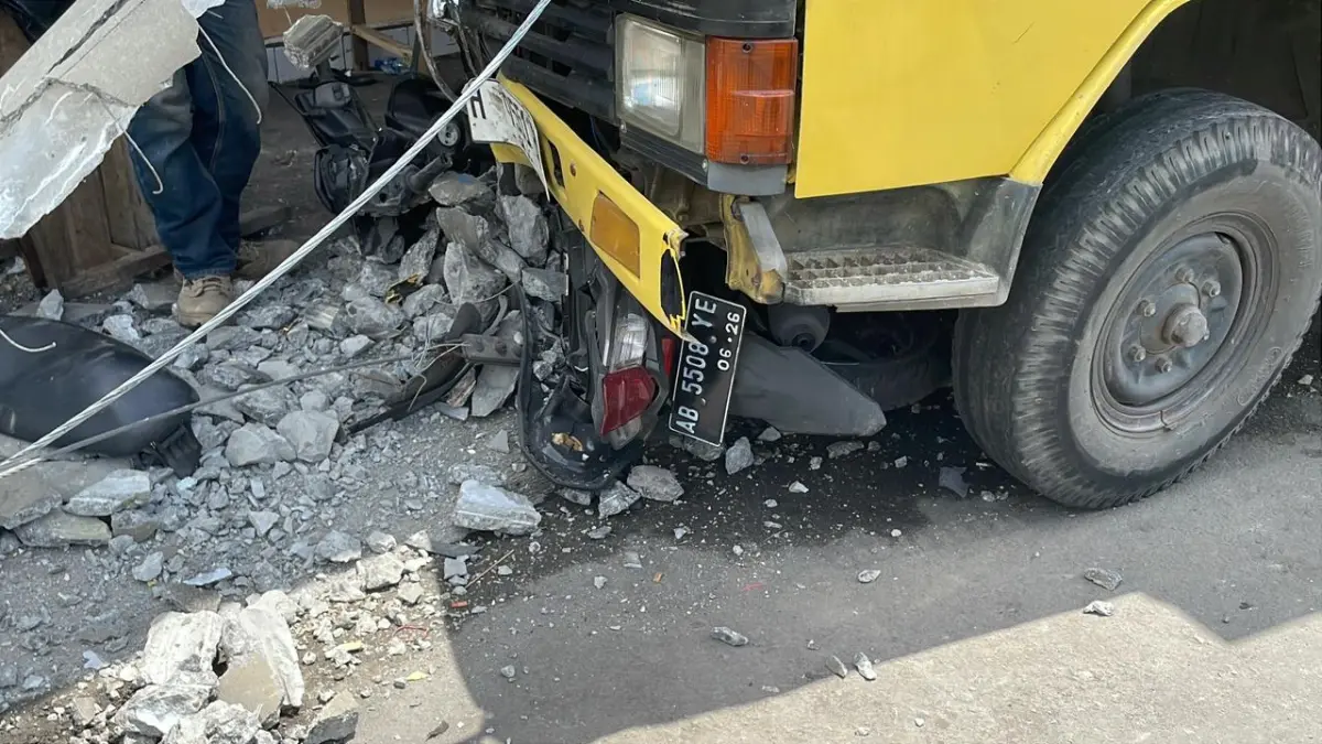 NAAS : Kecelakaan mobil box di Terminal Kartasura, Sukoharjo, menabrak satu mobil dan lima motor. (ISTIMEWA)