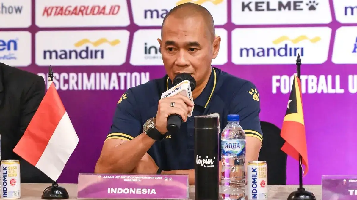 Pelatih Timnas U-17, Kurniawan Yulianto saat memberikan konferensi pers pra pertandingan AFF U-17 di Surabaya Sabtu (11/4/26) (ANTARA )