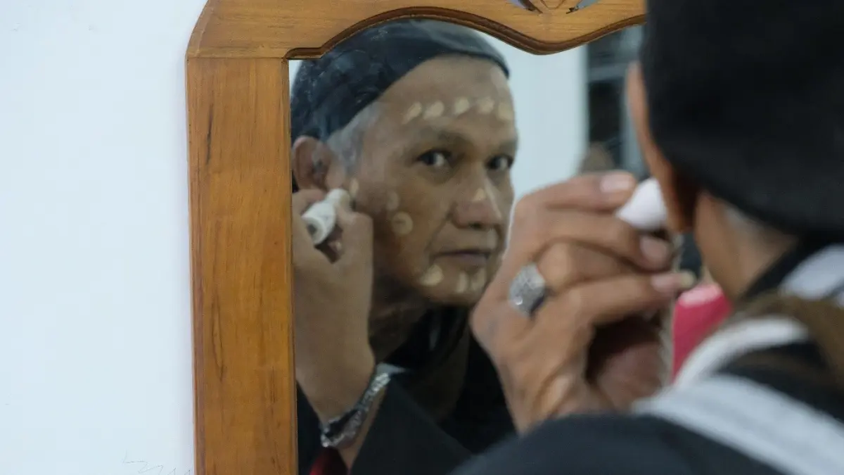 Persiapan Bambang Sugiarto sebelum pentas Kethoprak di ISI Surakarta. (DOK. Pribadi Program Studi Teater ISI Surakarta)