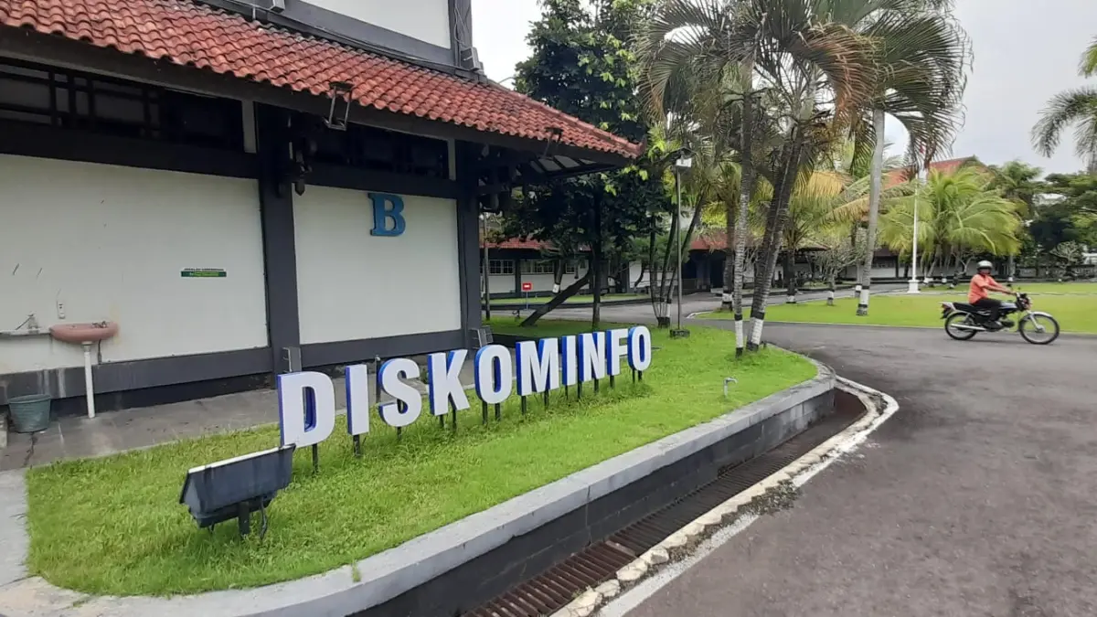 Roda Dua : Pegawai setda Karanganyar melintas di kantor Diskominfo Karanganyar. (RUDI HARTONO/SOLOBALAPAN.COM)
