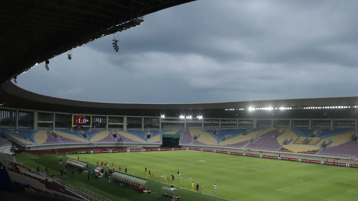 HUJAN DERAS : Stadion Manahan tergenang saat laga Persis Solo vs Semen Padang, Minggu 12/4. (M. IHSAN/SOLOBALAPAN.COM)