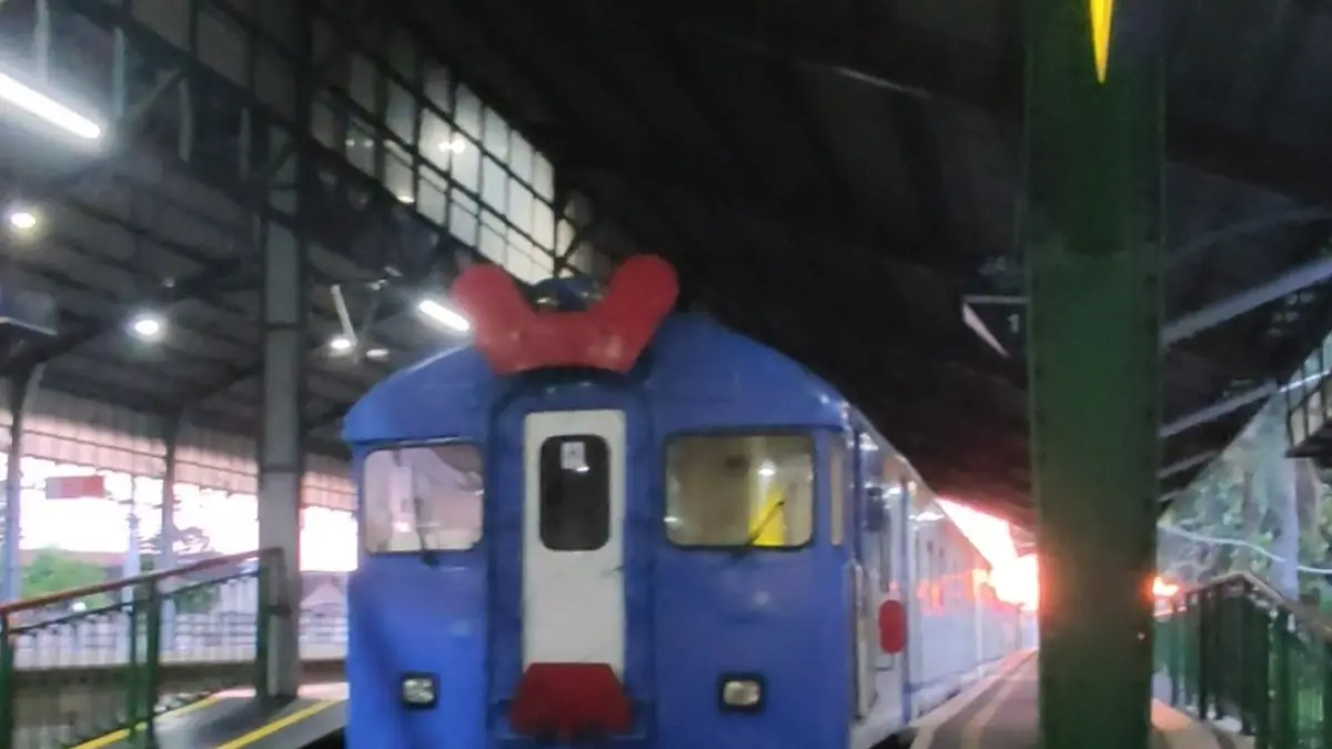 JALAN: Kereta Api Batara Kresna rute Solo Wonogiri dengan tiket Rp 4 Ribu. (LUTFIANA SEKAR AR/SOLOBALAPAN.COM)