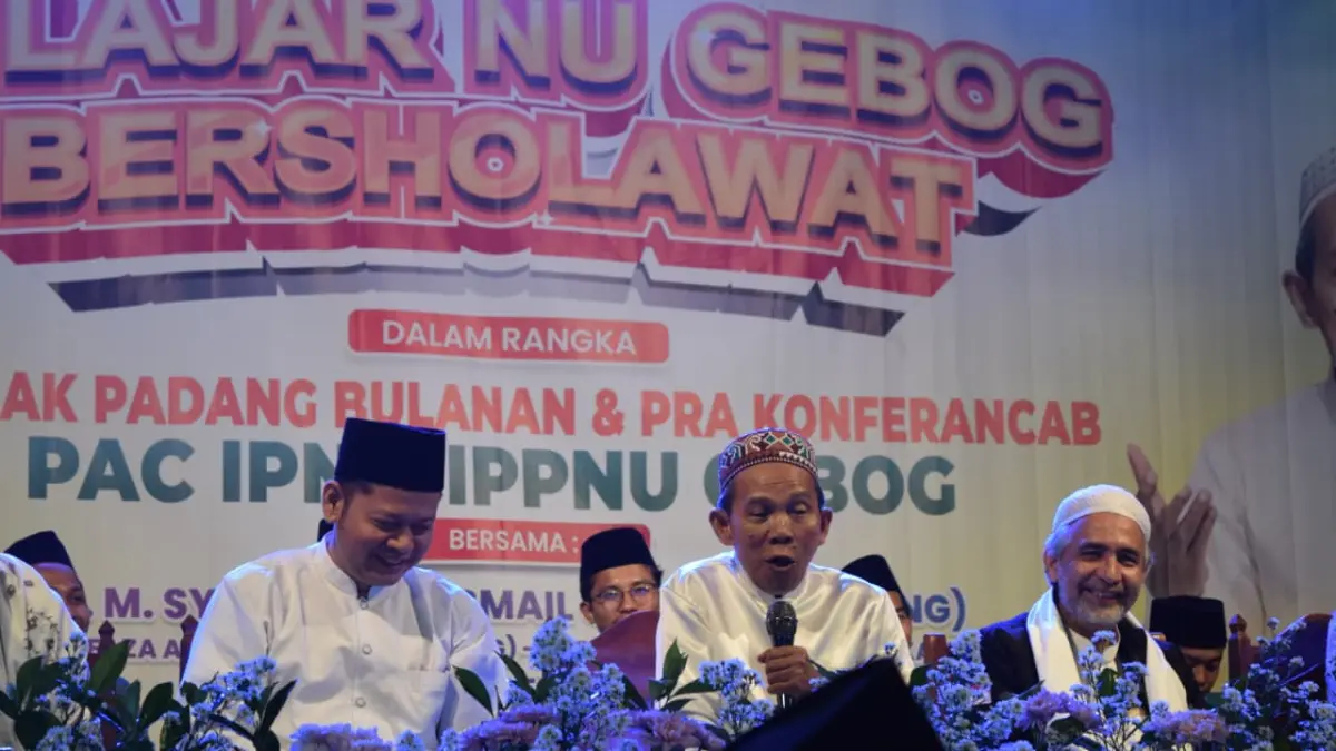 Pelajar NU Gebog Bersholawat bersama KH. M. Syarofudin Ismail Qoimas dari Rembang (11/4). (Dok. PAC IPNU-IPPNU Gebog)