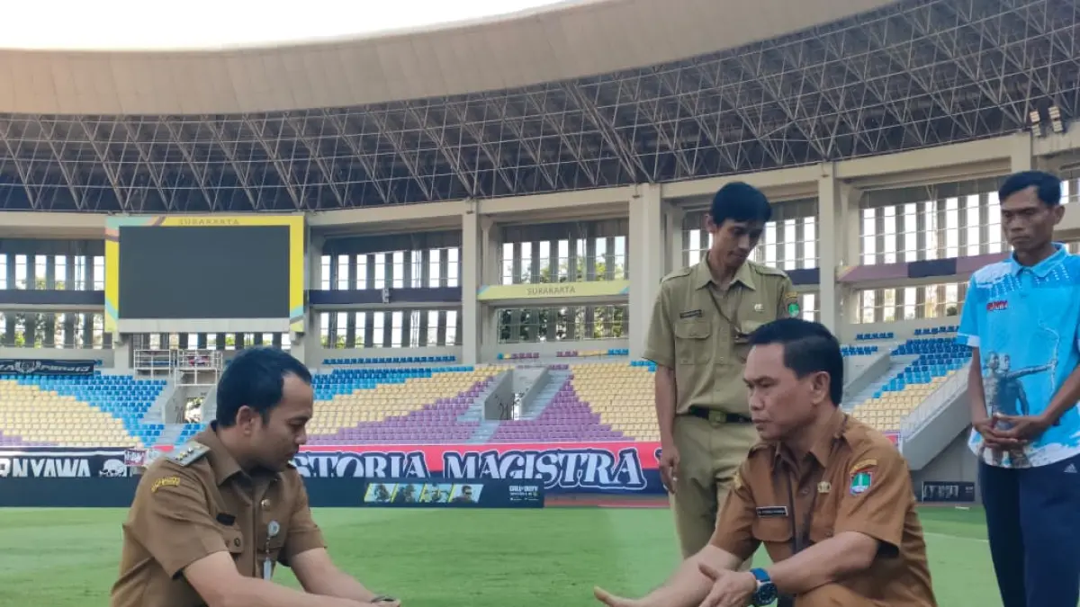 TIDAK OPTIMAL : Wali Kota Surakarta Respati Ardi, meninjau kondisi lapangan Manahan Senin (14/4) sore. (M.IHSAN/SOLOBALAPAN.COM)