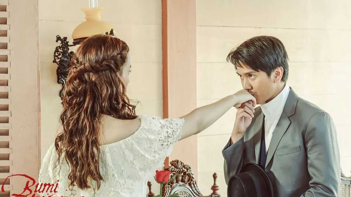 Adegan Anelis (Mawar de Jongh) dan Minke (Iqbaal Ramadhan) dalam film Bumi Manusia yang rilis 2019 lalu. (Pontianak Post)