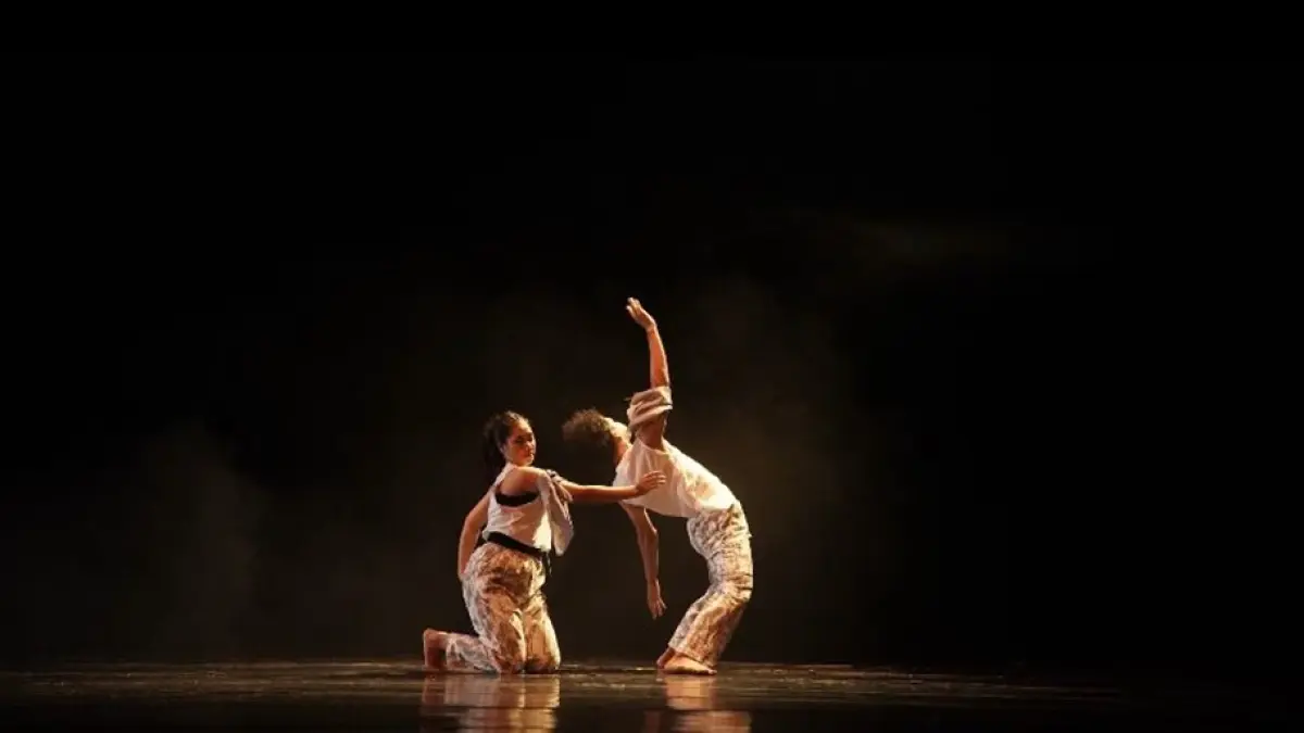Adegan Duet dalam karya Displaced. (DOK. Prodi Tari ISI Surakarta)