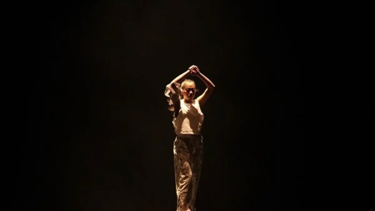 Adegan solo pada karya Displaced. (DOK. Prodi Tari ISI Surakarta)