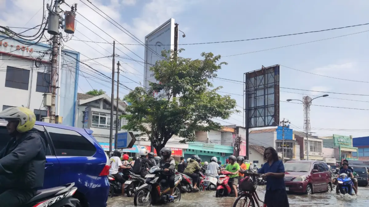 Banjir di Solo Baru picu kemacetan parah di jalur Sukoharjo–Solo. (HERNINDA JALU/SOLOBALAPAN.COM)
