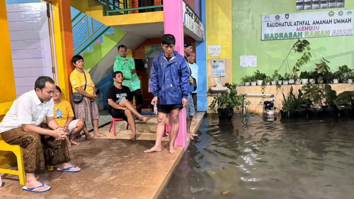 CEPAT : Wali Kota Solo Respati Ardi meninjau lokasi banjir di Laweyan. (Ist)