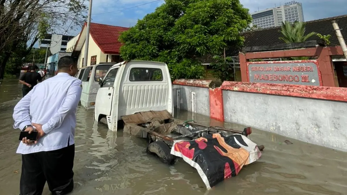 Kadisdik Sukoharjo Havid Danang PW, pantau kondisi SD Madegondo 2, Kecamatan Grogol, Sukoharjo. (IWAN KAWUL/SOLOBALAPAN.COM)