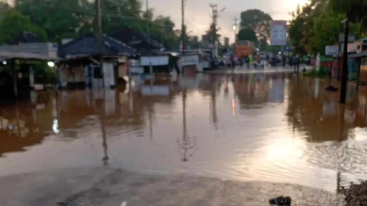 LUMPUH : Banjir merendam Karangturi Wonogiri akibat luapan Sungai Wiroko. (IWAN ADI LUHUNG/SOLOBALAPAN.COM)