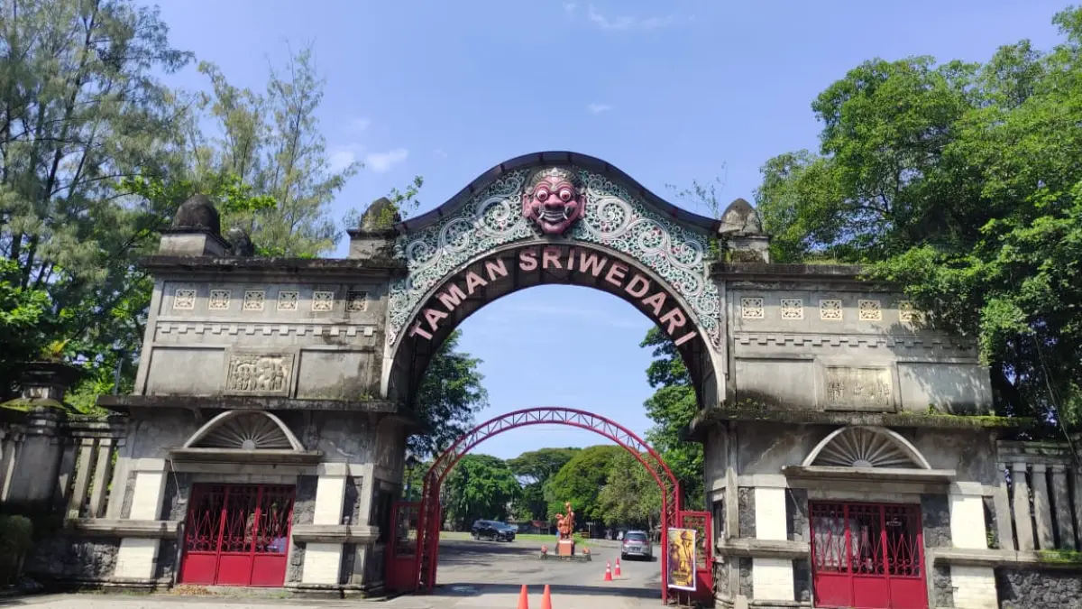 MEGAH : Gapura pintu masuk Taman Sriwedari jadi salah satu icon kota Solo. (LUTFIANA SEKAR/SOLOBALAPAN.COM)